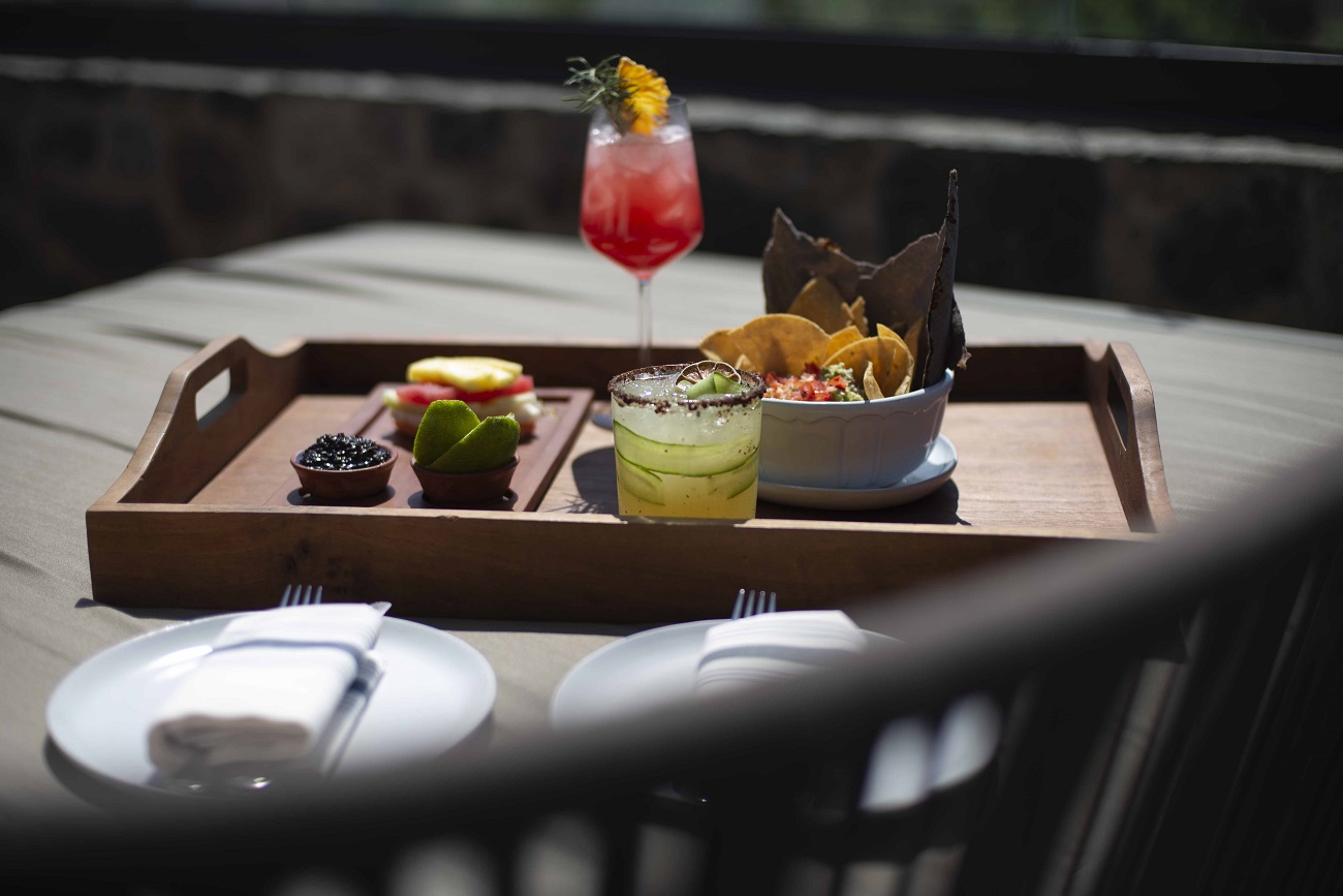 Bebidas y snacks desde un spot acogedor del rooftop